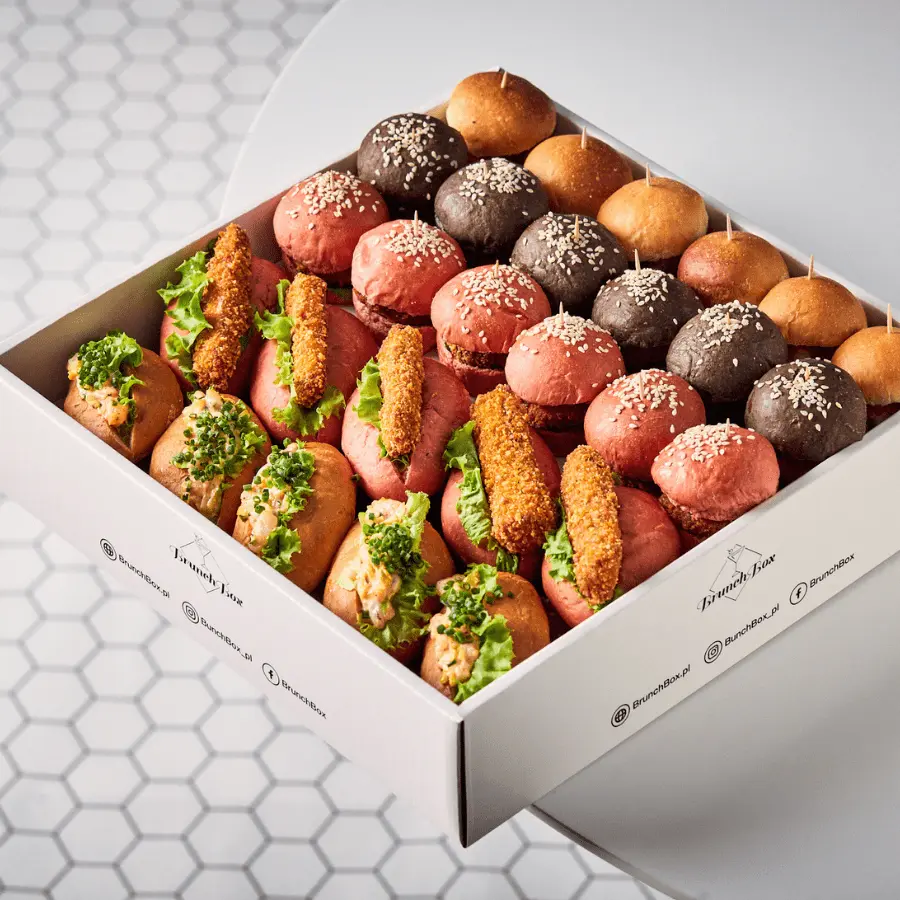Pudełko Box od firmy Brunchbox, pełne przekąsek i mini-burgerów