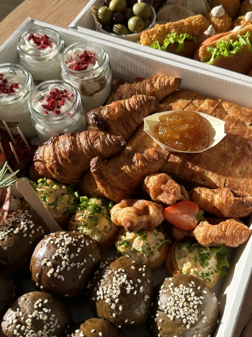 Catering brunchbox na wieczór panieński w pięknym świetle zachodzącego słońca