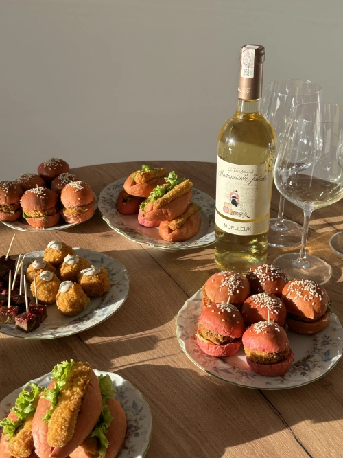 Wino oraz catering brunchbox na wieczór panieński w pięknym świetle zachodzącego słońca