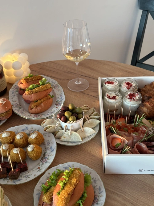 Wino oraz catering brunchbox na wieczór panieński w pięknym świetle zachodzącego słońca